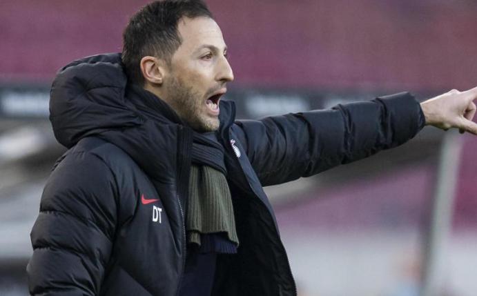 Leipzigs Trainer Domenico Tedesco treibt seine Mannschaft während eines Spieles nach vorne. Foto: Tom Weller/dpa