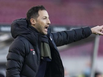 Leipzigs Trainer Domenico Tedesco treibt seine Mannschaft während eines Spieles nach vorne. Foto: Tom Weller/dpa Leipzigs Trainer Domenico Tedesco treibt seine Mannschaft während eines Spieles nach vorne. Foto: Tom Weller/dpa