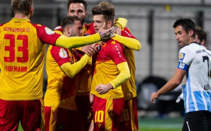 Die Spieler vom Karlsruher SC feiern Elfmeter-Torschütze Marvin Wanitzek. Foto: Sven Hoppe/dpa