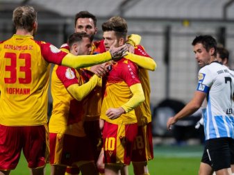 Die Spieler vom Karlsruher SC feiern Elfmeter-Torschütze Marvin Wanitzek. Foto: Sven Hoppe/dpa Die Spieler vom Karlsruher SC feiern Elfmeter-Torschütze Marvin Wanitzek. Foto: Sven Hoppe/dpa