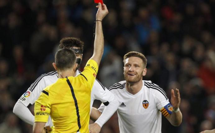 Valencias Shkodran Mustafi sah im Pokalspiel gegen den FC Barcelona die Rote Karte. Foto: Quique Garcia