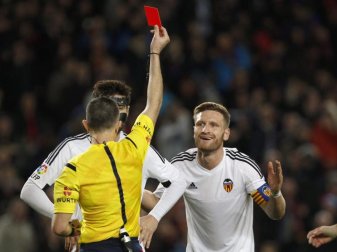 Valencias Shkodran Mustafi sah im Pokalspiel gegen den FC Barcelona die Rote Karte. Foto: Quique Garcia Valencias Shkodran Mustafi sah im Pokalspiel gegen den FC Barcelona die Rote Karte. Foto: Quique Garcia