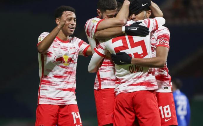 Die Spieler von RB Leipzig jubeln nach dem 2:0 gegen Hansa Rostock. Foto: Jan Woitas/dpa-Zentralbild/dpa