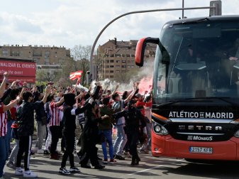 Wurde mit Steinen beworfen: Der Bus von Atletico Madrid Wurde mit Steinen beworfen: Der Bus von Atletico Madrid