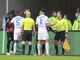 Aaron Opoku (l.) beschwert sich beim Linienrichter 