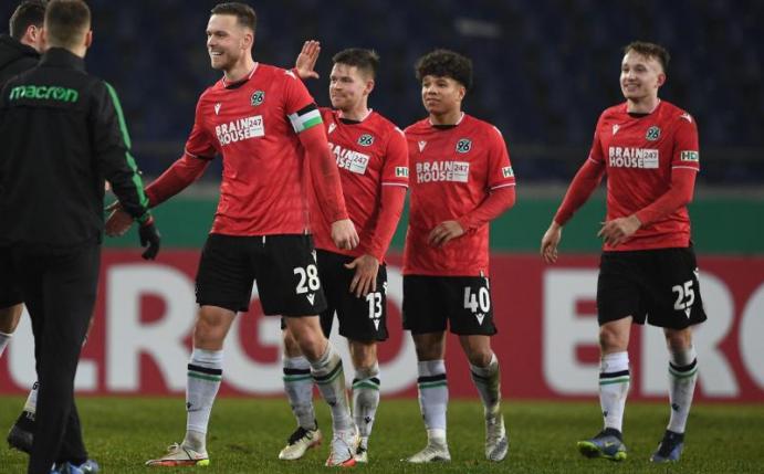 Hannovers Spieler klatschen sich nach dem Sieg gegen Mönchengladbach ab. Foto: Swen Pförtner/dpa