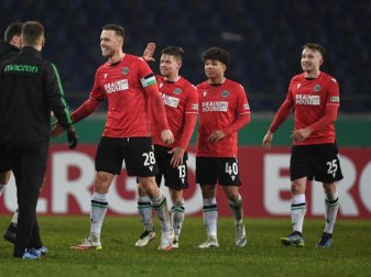 Hannovers Spieler klatschen sich nach dem Sieg gegen Mönchengladbach ab. Foto: Swen Pförtner/dpa Hannovers Spieler klatschen sich nach dem Sieg gegen Mönchengladbach ab. Foto: Swen Pförtner/dpa