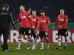 Hannovers Spieler klatschen sich nach dem Sieg gegen Mönchengladbach ab. Foto: Swen Pförtner/dpa