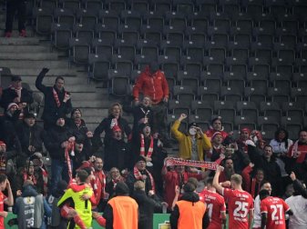 Die Unioner feiern nach dem Spiel mit ihren Fans. Foto: Sören Stache/dpa