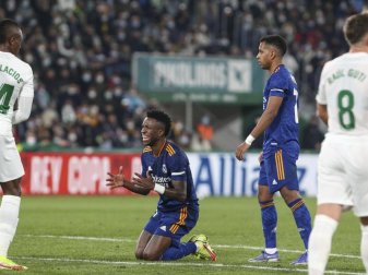 Vinicius Junior (M) hadert mit den Chancen von Real Madrid. Foto: Alberto Saiz/AP/dpa