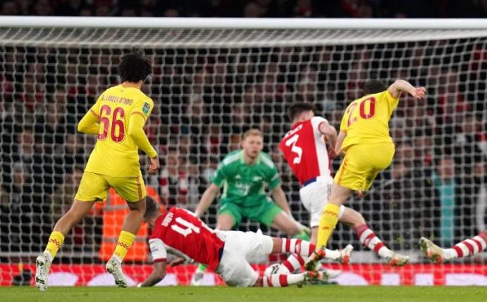 Liverpools Diogo Jota (r/20) erzielt das erste Tor seiner Mannschaft gegen den FC Arsenal. Foto: Adam Davy/PA Wire/dpa