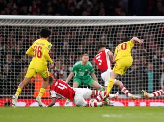 Liverpools Diogo Jota (r/20) erzielt das erste Tor seiner Mannschaft gegen den FC Arsenal. Foto: Adam Davy/PA Wire/dpa Liverpools Diogo Jota (r/20) erzielt das erste Tor seiner Mannschaft gegen den FC Arsenal. Foto: Adam Davy/PA Wire/dpa