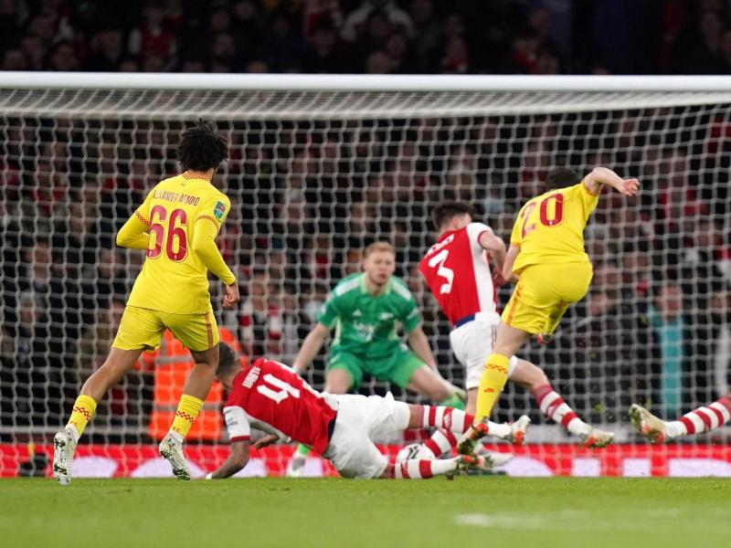 Liverpools Diogo Jota (r/20) erzielt das erste Tor seiner Mannschaft gegen den FC Arsenal. Foto: Adam Davy/PA Wire/dpa