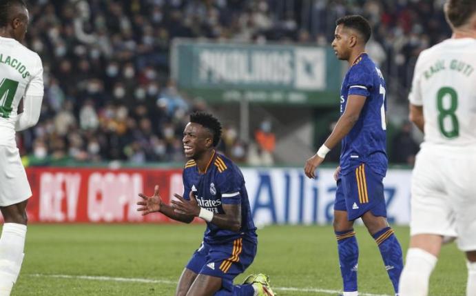 Vinicius Junior (M) hadert mit den Chancen von Real Madrid. Foto: Alberto Saiz/AP/dpa