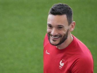 Torhüter Hugo Lloris hat seinen Vertrag bei Tottenham Hotspur bis 2024 verlängert. Foto: Darko Bandic/AP/dpa Torhüter Hugo Lloris hat seinen Vertrag bei Tottenham Hotspur bis 2024 verlängert. Foto: Darko Bandic/AP/dpa