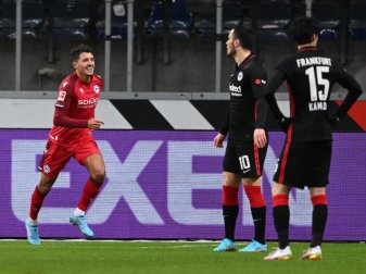 Bielefelds Alessandro Schöpf (l) feiert sein Tor zur 2:0-Führung neben den Frankfurtern Filip Kostic (M) und Daichi Kamada. Foto: Arne Dedert/dpa Bielefelds Alessandro Schöpf (l) feiert sein Tor zur 2:0-Führung neben den Frankfurtern Filip Kostic (M) und Daichi Kamada. Foto: Arne Dedert/dpa