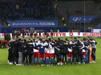 Die Spieler des HSV feiern nach dem Schlusspfiff den Sieg gegen den FC St. Pauli. Foto: Christian Charisius/dpa Die Spieler des HSV feiern nach dem Schlusspfiff den Sieg gegen den FC St. Pauli. Foto: Christian Charisius/dpa