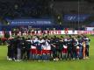 Die Spieler des HSV feiern nach dem Schlusspfiff den Sieg gegen den FC St. Pauli. Foto: Christian Charisius/dpa