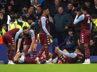 Lucas Digne und Matty Cash von Aston Villa liegen auf dem Spielfeld, von geworfenen Plastikflaschen getroffen. Foto: Peter Byrne/PA Wire/dpa Lucas Digne und Matty Cash von Aston Villa liegen auf dem Spielfeld, von geworfenen Plastikflaschen getroffen. Foto: Peter Byrne/PA Wire/dpa