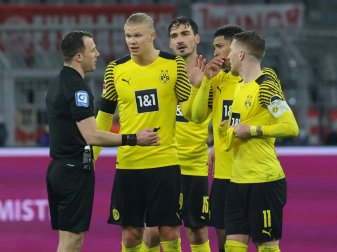 Diskussion zwischen Felix Zwayer und BVB-Spielern