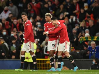 Der eingewechselte Rashford (M.) trifft zum Endstand