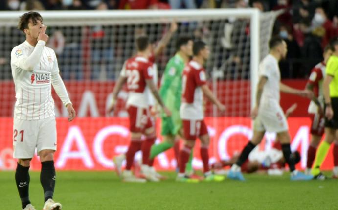 Oliver Torres (l.) besorgte das 2:2 für Sevilla