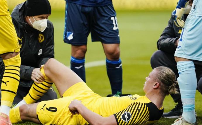 BVB-Topstar Erling Haaland musste kurz auf dem Platz behandelt werden. Foto: Uwe Anspach/dpa