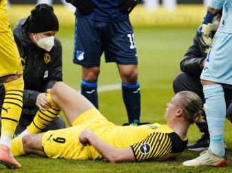 BVB-Topstar Erling Haaland musste kurz auf dem Platz behandelt werden. Foto: Uwe Anspach/dpa BVB-Topstar Erling Haaland musste kurz auf dem Platz behandelt werden. Foto: Uwe Anspach/dpa