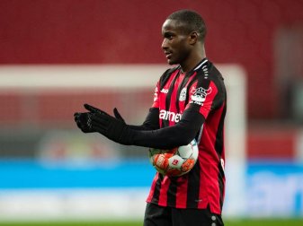 Leverkusens Moussa Diaby schnappte sich nach dem Schlusspfiff den Spielball. Foto: Marius Becker/dpa