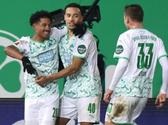 Torschütze Jeremy Dudziak (l-r) wird von seinen Fürther Teamkollegen Jamie Leweling und Paul Seguin gefeiert. Foto: Daniel Karmann/dpa