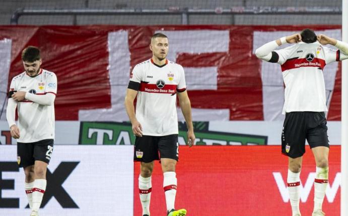 Nach dem Abpfiff hadern die Spieler des VfB Stuttgart mit dem Spielverlauf. Foto: Tom Weller/dpa