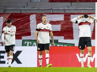 Nach dem Abpfiff hadern die Spieler des VfB Stuttgart mit dem Spielverlauf. Foto: Tom Weller/dpa Nach dem Abpfiff hadern die Spieler des VfB Stuttgart mit dem Spielverlauf. Foto: Tom Weller/dpa