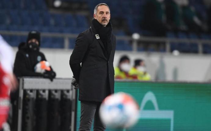 Braucht mit Gladbach verwertbare Ergebnisse: Trainer Adi Hütter steht am Spielfeldrand. Foto: Swen Pförtner/dpa