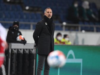 Braucht mit Gladbach verwertbare Ergebnisse: Trainer Adi Hütter steht am Spielfeldrand. Foto: Swen Pförtner/dpa Braucht mit Gladbach verwertbare Ergebnisse: Trainer Adi Hütter steht am Spielfeldrand. Foto: Swen Pförtner/dpa