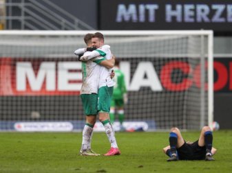 Marvin Ducksch (M) und Niclas Füllkrug (l) feiern das Ende eines wilden Spiels und den Sieg über Paderborn. Foto: Friso Gentsch/dpa