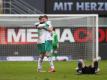 Marvin Ducksch (M) und Niclas Füllkrug (l) feiern das Ende eines wilden Spiels und den Sieg über Paderborn. Foto: Friso Gentsch/dpa