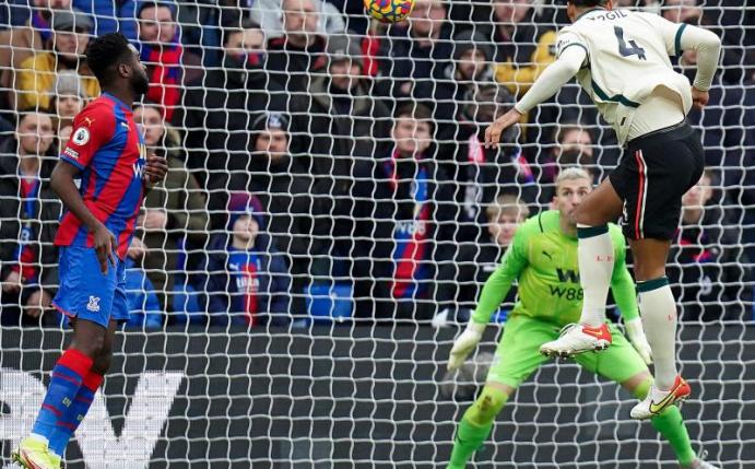Virgil van Dijk (r) vom FC Liverpool erzielt das erste Tor seiner Mannschaft bei Crystal Palace. Foto: Adam Davy/PA Wire/dpa