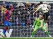 Virgil van Dijk (r) vom FC Liverpool erzielt das erste Tor seiner Mannschaft bei Crystal Palace. Foto: Adam Davy/PA Wire/dpa