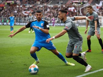 Der FC Ingolstadt trennte sich von Nassim Boujellab (l). Foto: Christian Charisius/dpa