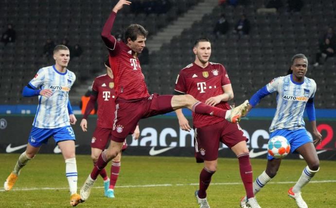 Thomas Müller (M.) erzielte den zweiten Treffer des FC Bayern. Foto: Soeren Stache/dpa-Zentralbild/dpa