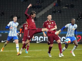 Thomas Müller (M.) erzielte den zweiten Treffer des FC Bayern. Foto: Soeren Stache/dpa-Zentralbild/dpa Thomas Müller (M.) erzielte den zweiten Treffer des FC Bayern. Foto: Soeren Stache/dpa-Zentralbild/dpa