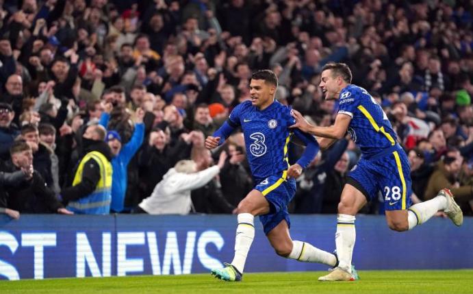Chelseas Thiago Silva (l) feiert mit seinem Teamkollegen Cesar Azpilicueta den zweiten Treffer seiner Mannschaft. Foto: Nick Potts/PA Wire/dpa