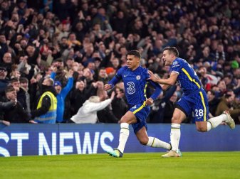 Chelseas Thiago Silva (l) feiert mit seinem Teamkollegen Cesar Azpilicueta den zweiten Treffer seiner Mannschaft. Foto: Nick Potts/PA Wire/dpa Chelseas Thiago Silva (l) feiert mit seinem Teamkollegen Cesar Azpilicueta den zweiten Treffer seiner Mannschaft. Foto: Nick Potts/PA Wire/dpa