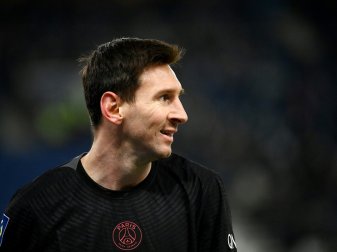 Messi und der Papst tauschen Trikots Messi und der Papst tauschen Trikots
