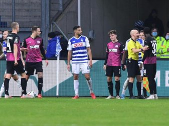 Das Spiel zwischen dem MSV Duisburg und dem VfL Osnabrück war abgebrochen worden. Foto: Revierfoto/dpa Das Spiel zwischen dem MSV Duisburg und dem VfL Osnabrück war abgebrochen worden. Foto: Revierfoto/dpa