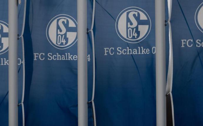 Fahnen mit dem Logo des FC Schalke 04. Foto: Fabian Strauch/dpa
