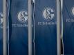Fahnen mit dem Logo des FC Schalke 04. Foto: Fabian Strauch/dpa