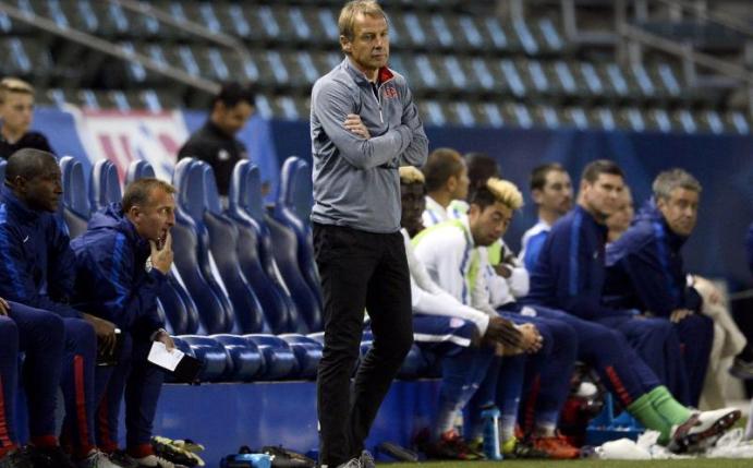 US-Coach Jürgen Klinsmann (M) verfolgt das Spiel seines Teams gegen die Auswahl Kanadas. Foto: Paul Buck
