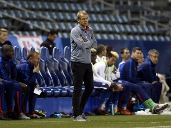 US-Coach Jürgen Klinsmann (M) verfolgt das Spiel seines Teams gegen die Auswahl Kanadas. Foto: Paul Buck US-Coach Jürgen Klinsmann (M) verfolgt das Spiel seines Teams gegen die Auswahl Kanadas. Foto: Paul Buck