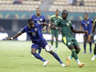 Senegals Sadio Mané (r) musste im Spiel gegen die Kap Verde ausgewechselt werden. Foto: Sunday Alamba/AP/dpa Senegals Sadio Mané (r) musste im Spiel gegen die Kap Verde ausgewechselt werden. Foto: Sunday Alamba/AP/dpa